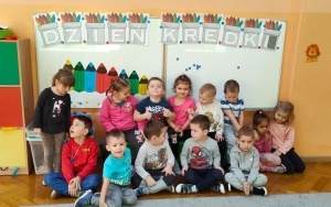 Dzieci świętują Dzień Kredki (4)