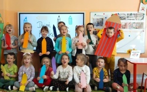 Dzieci świętują Dzień Kredki (9)